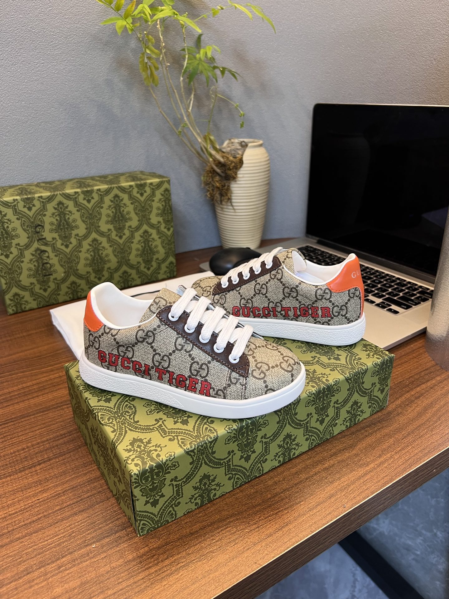 Children's shoes child